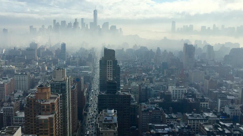 德国工程师和中国工人站在自动化生产线旁讨论工业4.0方案