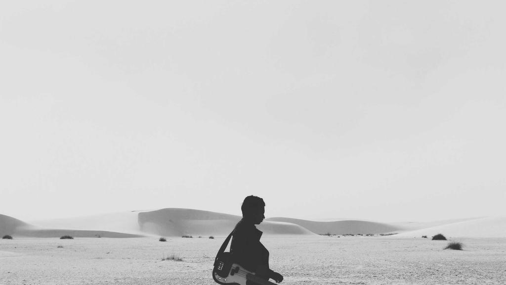 首尔SK海力士总部LED屏显示股价暴跌曲线，行人驻足围观